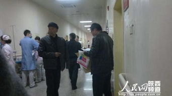 医院走廊患者家属焦急等待