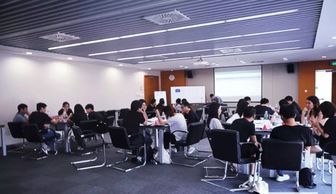 团队成员在会议室讨论产品优化方案