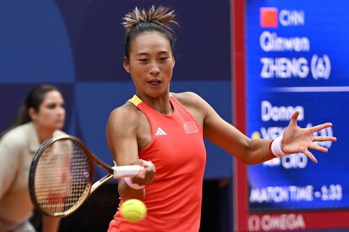 郑钦文站在领奖台上微笑