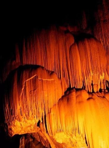 张家界溶洞惊现7层楼高垃圾堆，2.7吨污染物背后的人类之殇