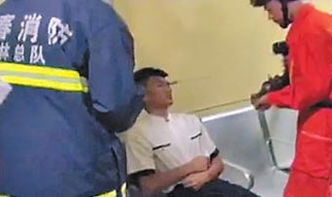 男子脖子插着多根烧烤签现场图