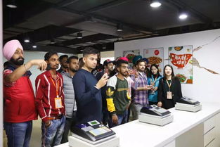 非遗体验馆中的外国友人