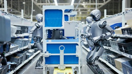 工厂内的人形机器人正在进行装配任务