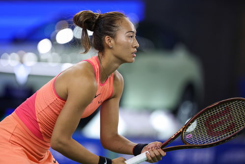 郑钦文在更衣室专注准备比赛