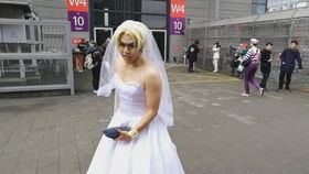 漫展上两女童衣着暴露引争议，家长在场却无动于衷？