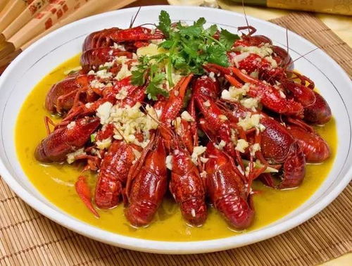 小龙虾粽子搭配辣椒酱摆盘特写