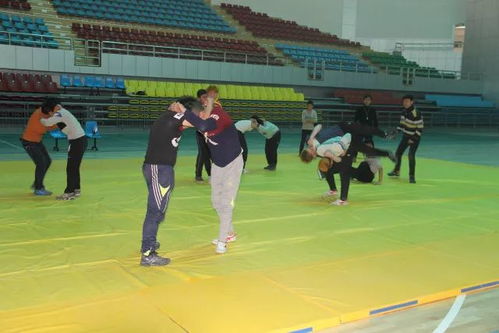 一名运动员在训练中认真练习动作