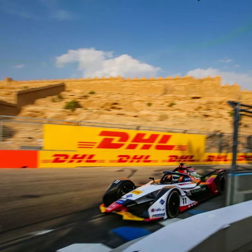 吴京在沙漠中驾驶赛车