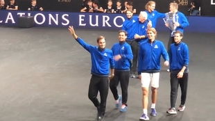 球迷在家中观看网球比赛