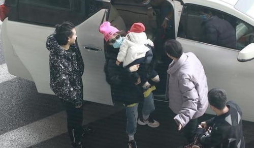 章子怡怀抱儿子现身北京机场