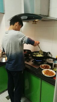 父亲一边做饭一边拍视频