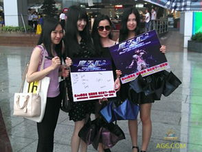 周杰伦粉色卫衣街头照