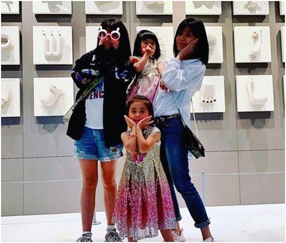 贾静雯与三个女儿合影