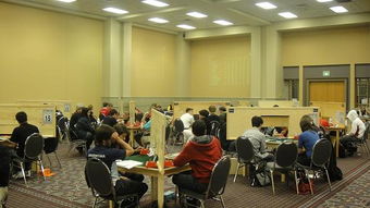 谈判桌前紧张氛围