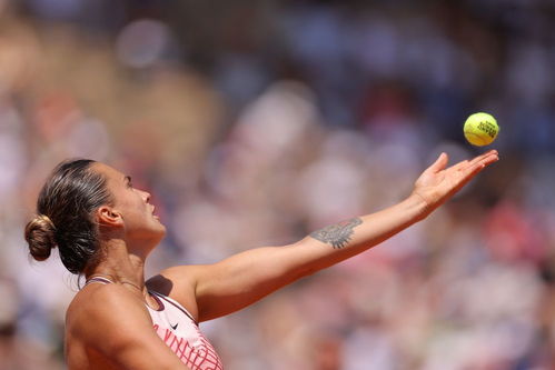 萨巴伦卡在比赛中专注发球