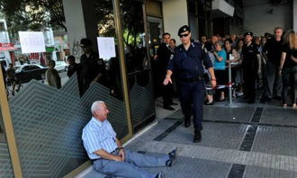 八旬老人花105万买基金亏30万，状告银行为何败诉？背后真相令人唏嘘