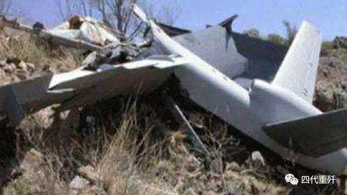 民众围观已被破坏的无人机残骸