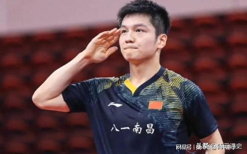 樊振东手持荣誉证书微笑