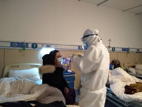 一位年轻人在病房外与家人视频通话