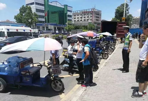 交警截停电动三轮车现场