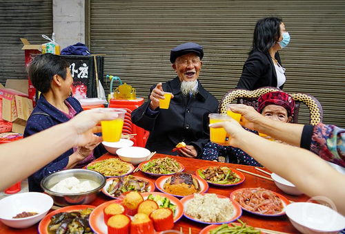 百岁老人过寿现场突发意外，七旬拾荒老人被烟花崩伤右眼引热议