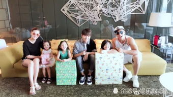 小泡芙与家人合影