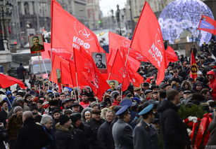 俄罗斯民众围在一起讨论如何应对无人机威胁