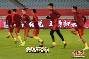 中国男足队员在雨中训练