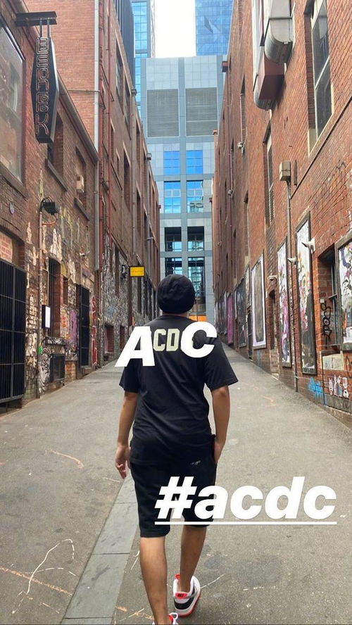 周杰伦墨尔本街头休闲装