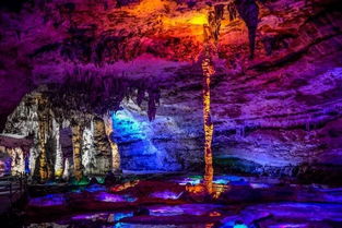 溶洞内部污水外溢流入溇水的画面