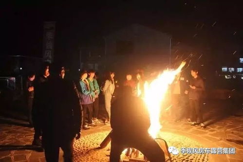 野外露营篝火旁边放着灭火器