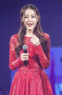 迪丽热巴机场手持撕拉片相机摆拍