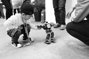 人形机器人与儿童进行互动交流