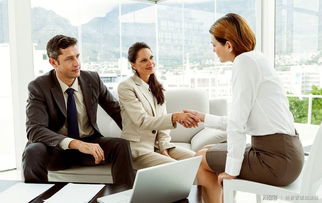 职场人士站在窗边思考未来