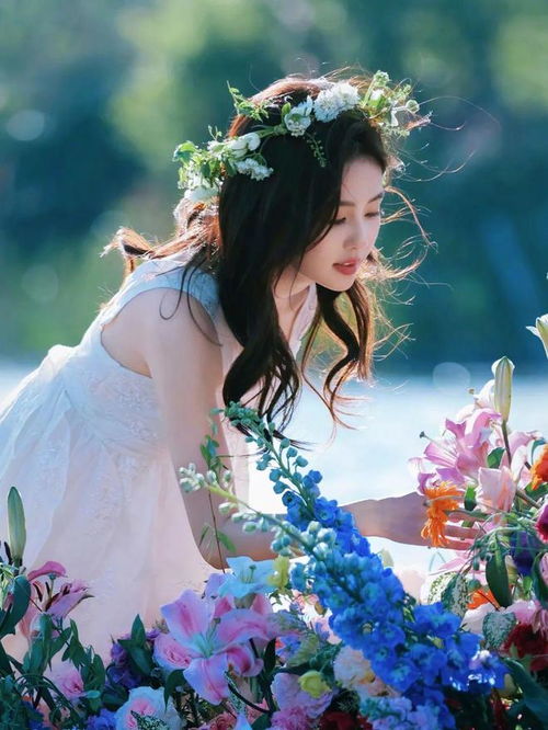 白鹿穿着古装站在花海中