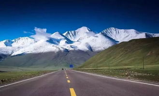 夕阳下的独库公路与雪山