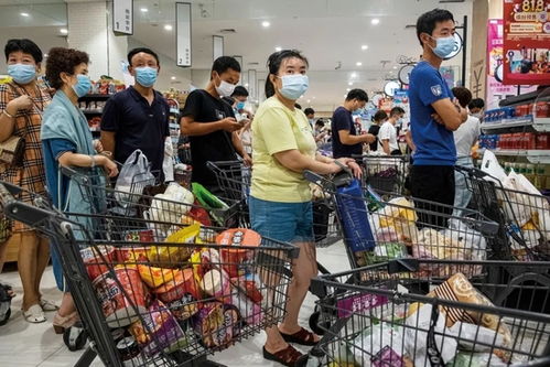 美国年轻人在超市比价