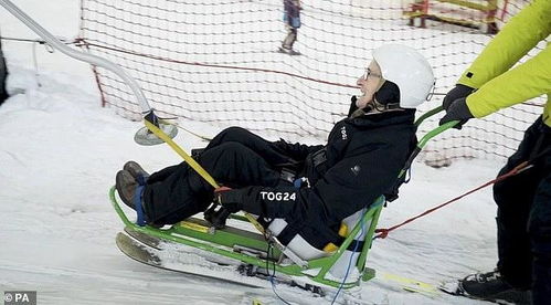 一位老年人正在使用滑雪装备准备滑行