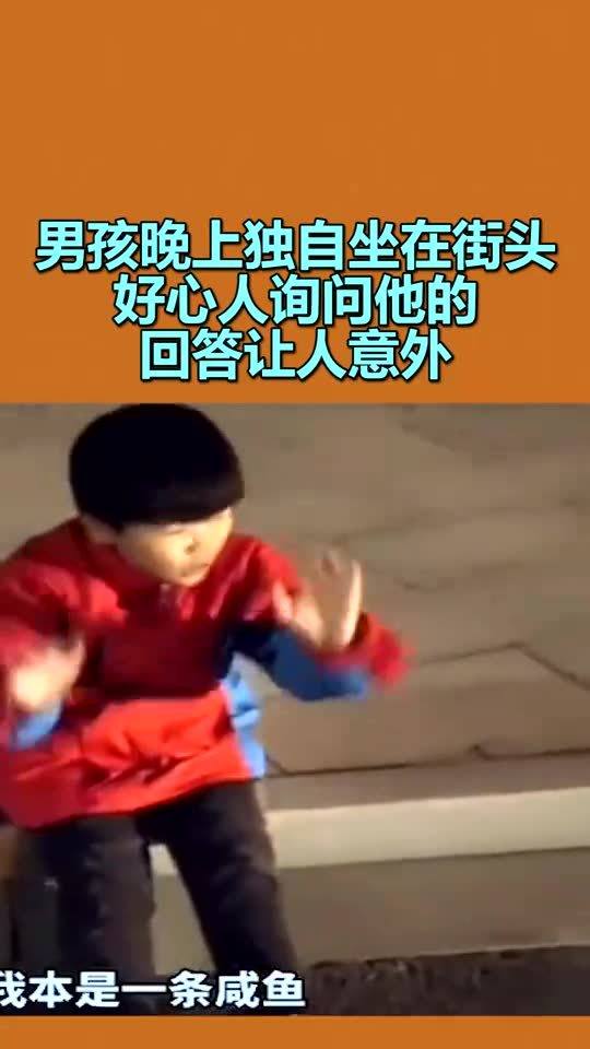 夜晚独自坐在窗前的男人