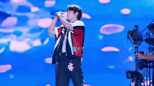 张远在舞台上激情演唱