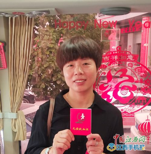 献血站工作人员正在接待市民献血