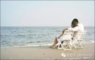 两个人坐在公园长椅上聊天