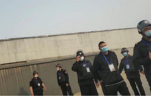 乡政府工作人员接受记者采访