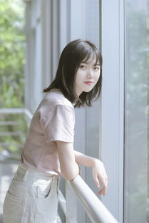 夏日阳光洒在阳台上