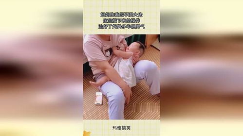 母亲抱着接受治疗后的唇腭裂婴儿微笑