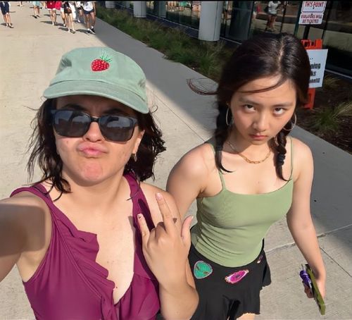 关之琳与神秘男子在日本机场合影