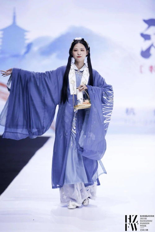 蒋雨融身穿传统汉服在哈佛校园内