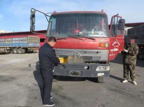 一辆停靠在路边的红色重型卡车