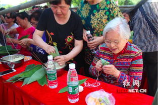 老人包粽子