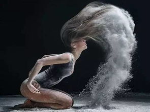 舞者与摄影师在工作室讨论拍摄计划